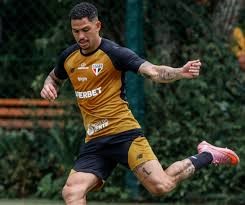 Luciano treina com o grupo e deve ser relacionado para pegar o Primavera; veja time provável