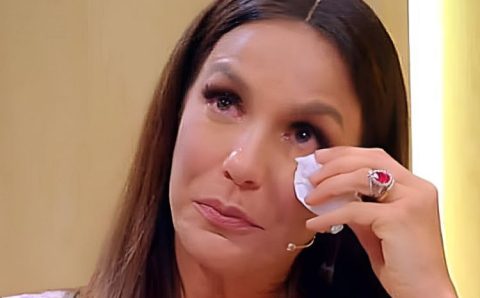 Ivete Sangalo estreia em trio no RJ e chora ao lembrar morte trágica