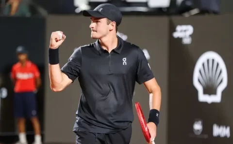 João Fonseca vence Thiago Monteiro em duelo brasileiro pelo Rio Open