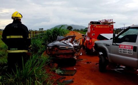 Corpo de Bombeiros socorre vítima e realiza desencarceramento de corpo após grave acidente