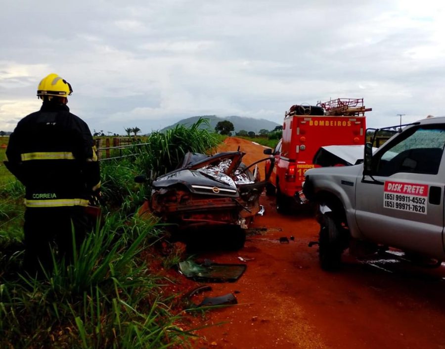 Corpo de Bombeiros socorre vítima e realiza desencarceramento de corpo após grave acidente