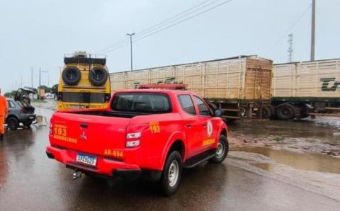Corpo de Bombeiros atua em resgate de vítima presa às ferragens de veículo após colisão na BR-163