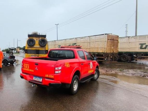 Corpo de Bombeiros atua em resgate de vítima presa às ferragens de veículo após colisão na BR-163