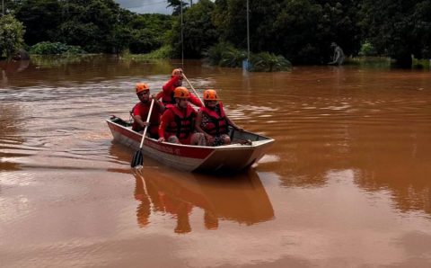 Corpo de Bombeiros socorre e resgata vítima arrastada pela água após fortes chuvas em Cuiabá e VG