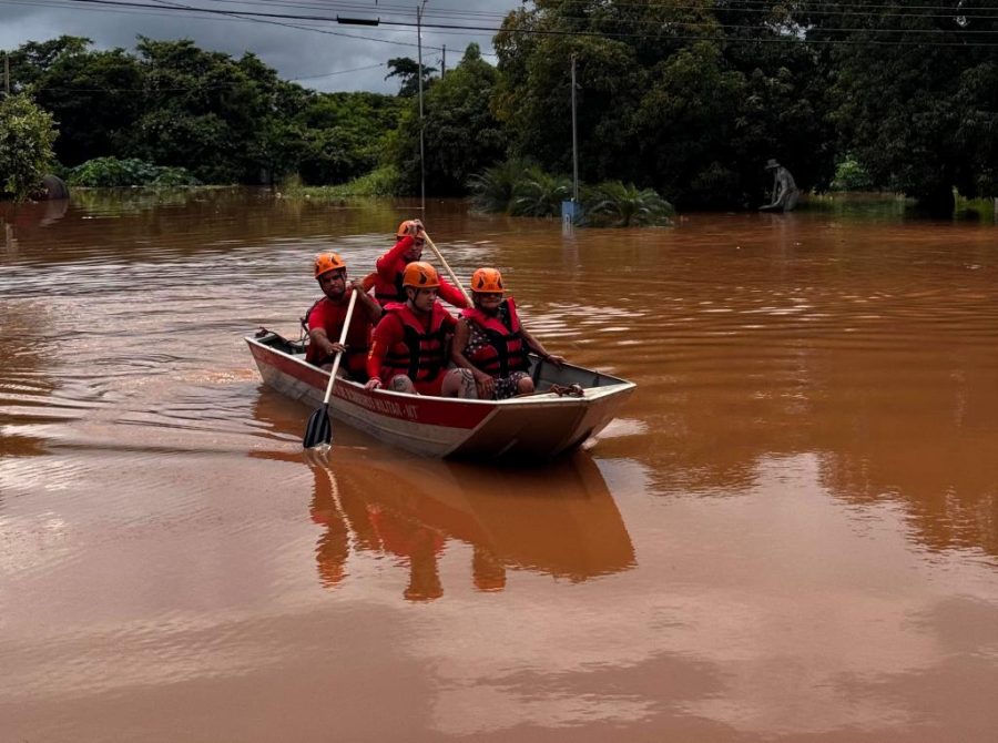 Corpo de Bombeiros socorre e resgata vítima arrastada pela água após fortes chuvas em Cuiabá e VG