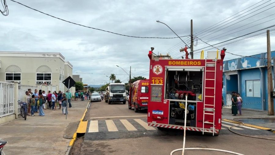 Corpo de Bombeiros combate princípio de incêndio em escola municipal de Pontes e Lacerda