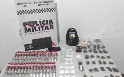 Força Tática prende homem com porções de drogas e frascos de lança-perfume