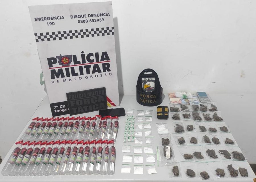 Força Tática prende homem com porções de drogas e frascos de lança-perfume