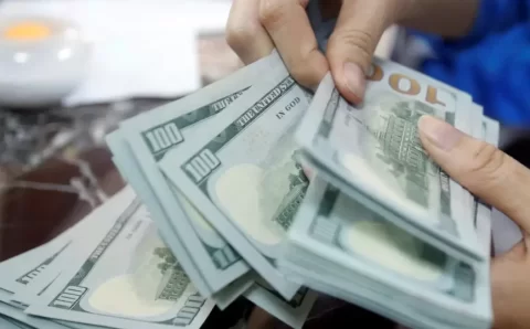 Dólar sobe a R$ 5,30, e Ibovespa cai 2,25% com tensão global