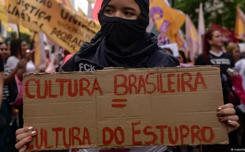 Brasil registra 15 estupros coletivos por dia em quatro anos