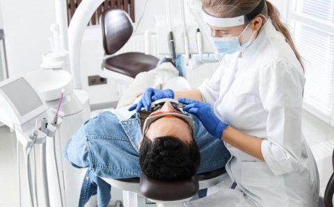 Estresse e ansiedade podem causar cáries e inflamações na boca; veja