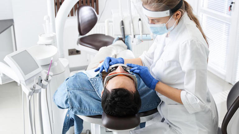 Estresse e ansiedade podem causar cáries e inflamações na boca; veja