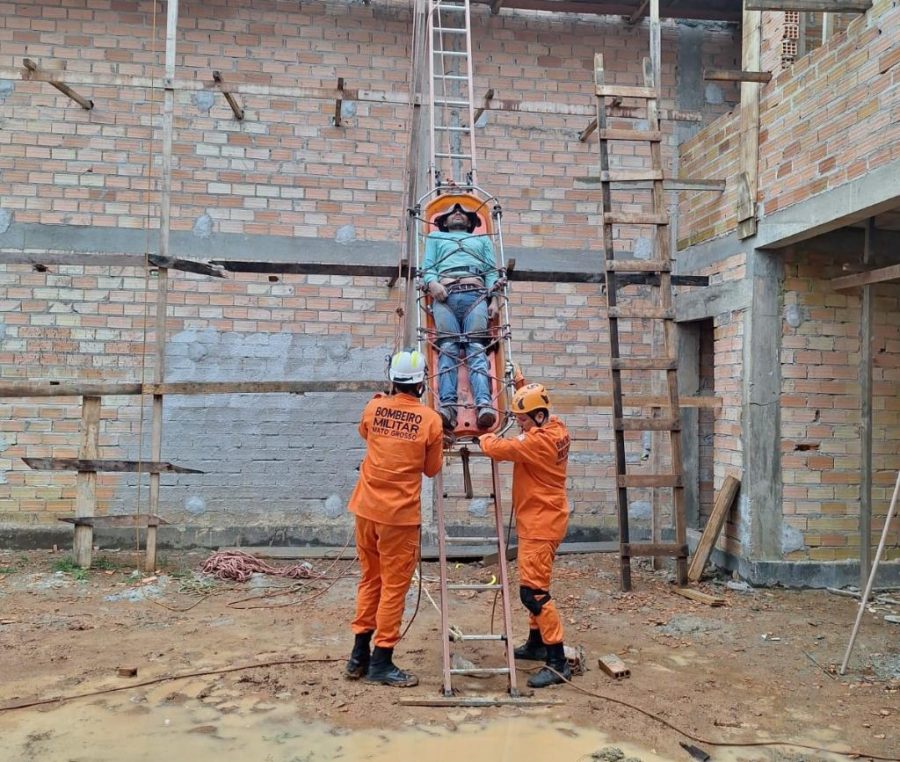 Corpo de Bombeiros resgata vítimas em andaime e telhado em ocorrências registradas em Alta Floresta e Sinop