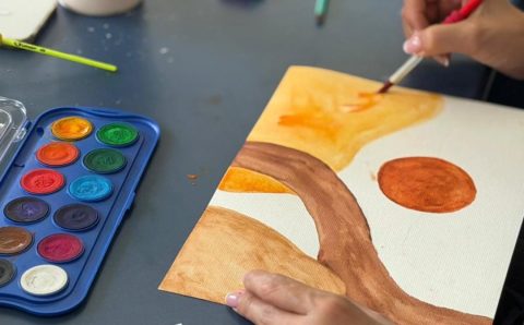 Oficinas de aquarela usam a arte para promover inclusão e autonomia no tratamento