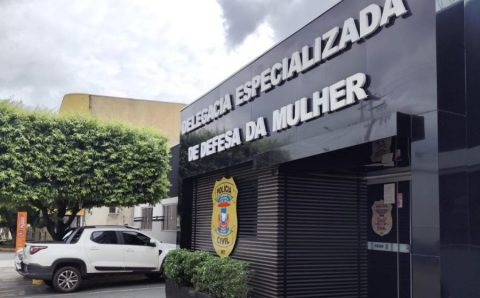 Polícia Civil prende em flagrante homem que agrediu a esposa e quebrou o celular dela