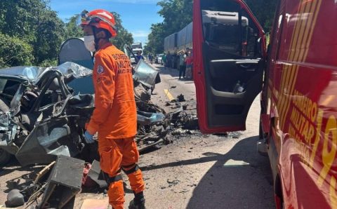 Bombeiros socorrem vítimas de acidente entre carro de passeio e caminhonete na BR-070