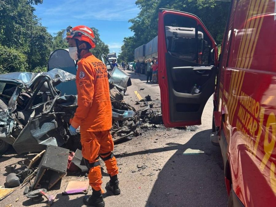 Bombeiros socorrem vítimas de acidente entre carro de passeio e caminhonete na BR-070