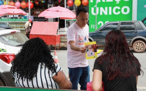 Van Rosa do programa SER Família Mulher leva orientação e acolhimento à população na Praça Ipiranga