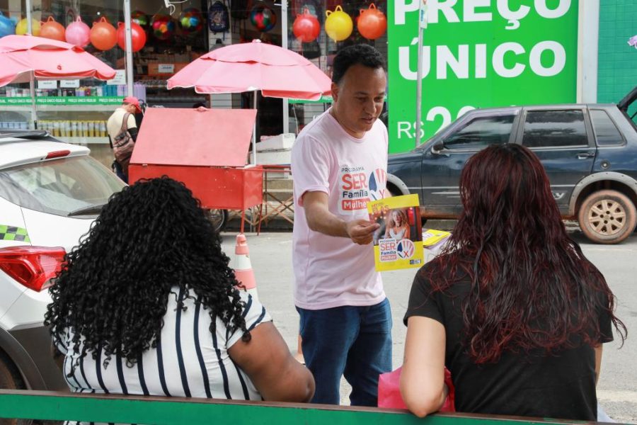 Van Rosa do programa SER Família Mulher leva orientação e acolhimento à população na Praça Ipiranga