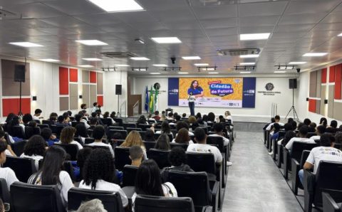 Programa reúne 300 estudantes da rede pública em atividades sobre democracia e cidadania