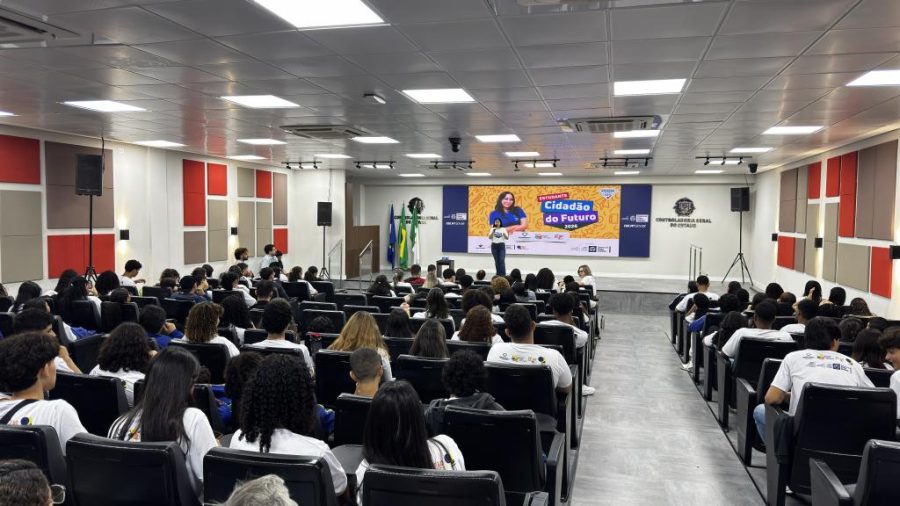 Programa reúne 300 estudantes da rede pública em atividades sobre democracia e cidadania