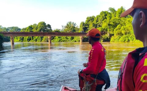 Bombeiros militares resgatam corpo de homem que se afogou no Rio Sepotuba