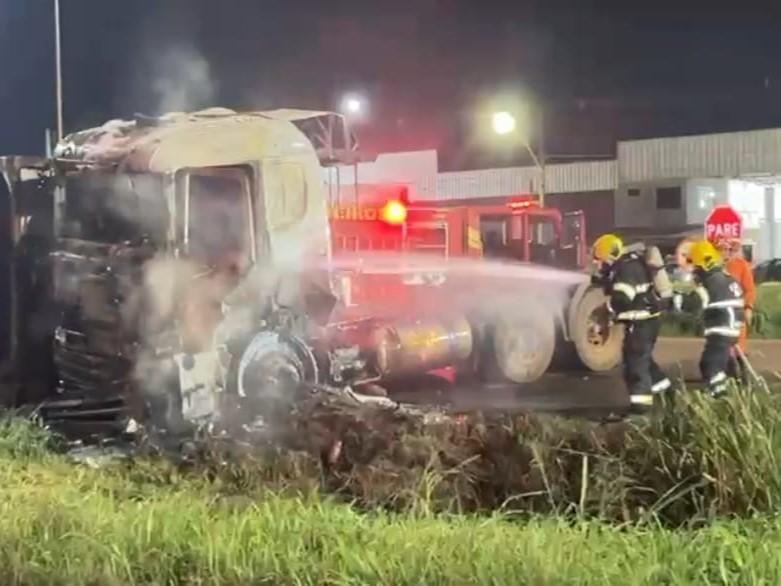 Corpo de Bombeiros combate incêndio em carreta na BR-163 durante a madrugada
