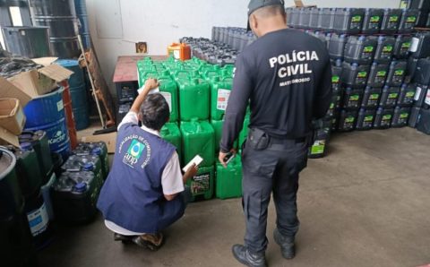 Polícia Civil e ANP apreendem mais de 2,6 mil litros de óleo lubrificante em distribuidora de Cuiabá