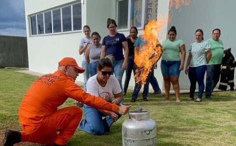 Corpo de Bombeiros realiza curso de brigada de incêndio para servidores de creches municipais de Vila Rica