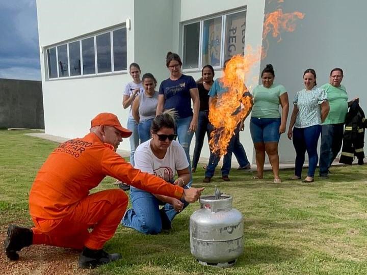 Corpo de Bombeiros realiza curso de brigada de incêndio para servidores de creches municipais de Vila Rica