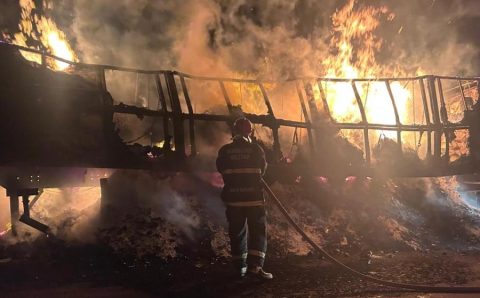 Corpo de Bombeiros combate incêndio em carreta que transportava farinha de trigo