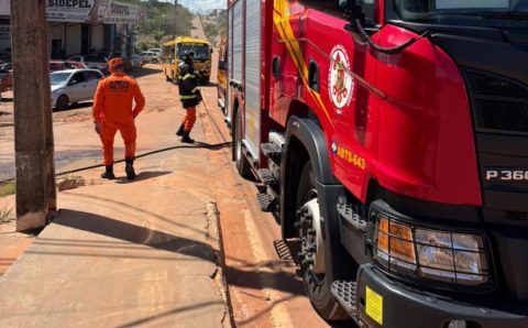 Corpo de Bombeiros controla princípio de incêndio em auto mecânica em Juara