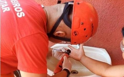 Bombeiros removem anel preso em dedo de vítima em Confresa