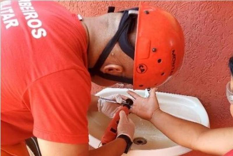 Bombeiros removem anel preso em dedo de vítima em Confresa