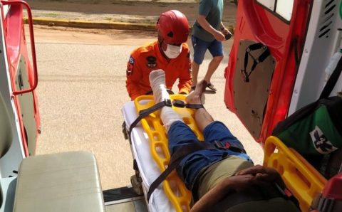 Bombeiros socorrem duas vítimas após colisão entre motocicletas