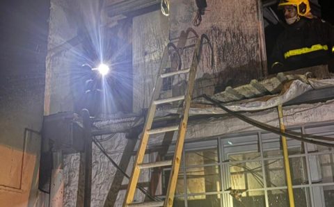 Corpo de Bombeiros combate incêndio em veículos e edifício comercial em Cuiabá