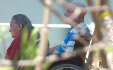 Dor no joelho em repouso pode ser artrose; conheça os demais sintomas