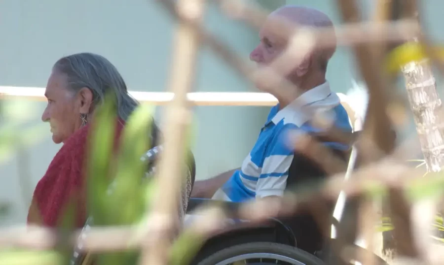 Dor no joelho em repouso pode ser artrose; conheça os demais sintomas