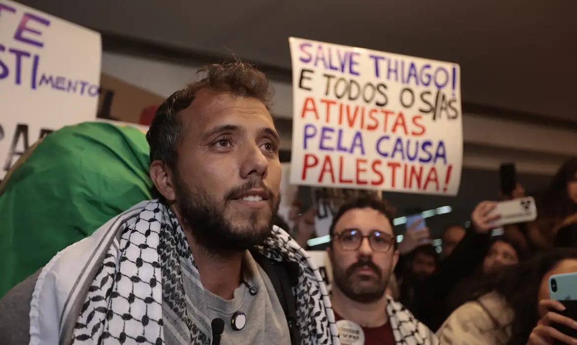 Ativista brasileiro é deportado da Argentina por ordem do governo Mile