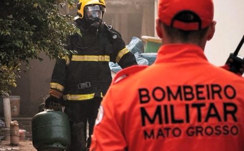 Corpo de Bombeiros combate princípio de incêndio em residência