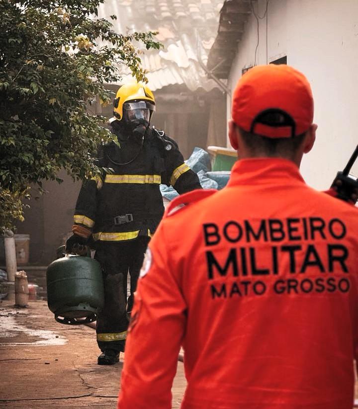 Corpo de Bombeiros combate princípio de incêndio em residência