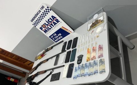 Cavalaria da PM prende três homens e apreende espingardas e drogas em Matupá