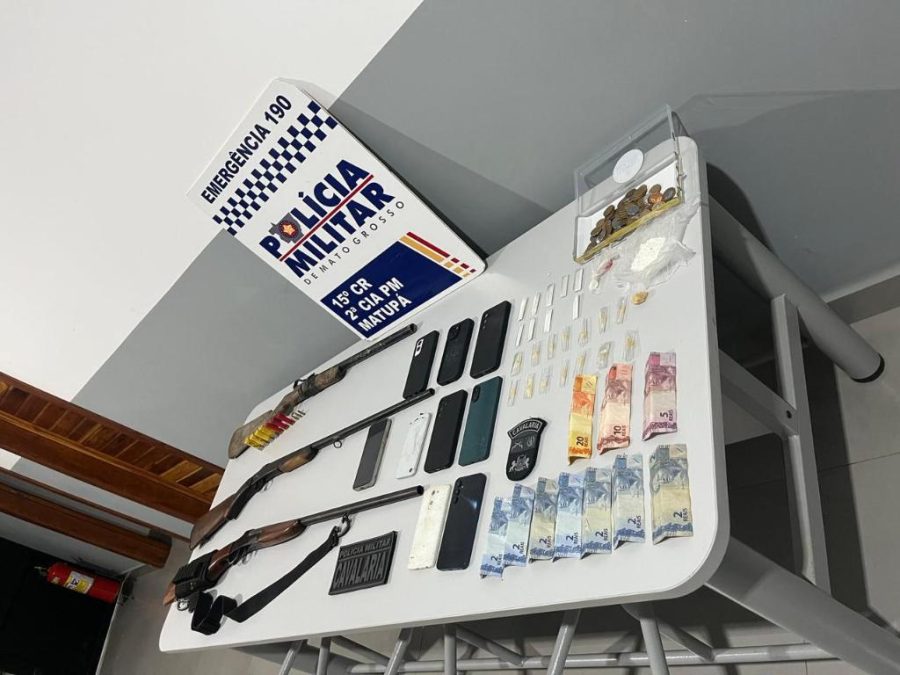 Cavalaria da PM prende três homens e apreende espingardas e drogas em Matupá