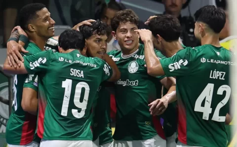 Com um a menos, Palmeiras sofre, mas vence o Athletico-PR pelo Brasileirão
