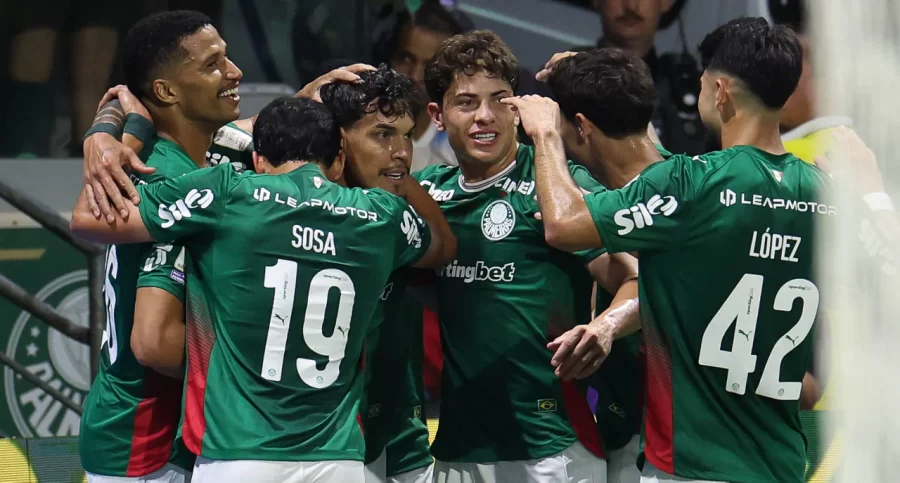 Com um a menos, Palmeiras sofre, mas vence o Athletico-PR pelo Brasileirão