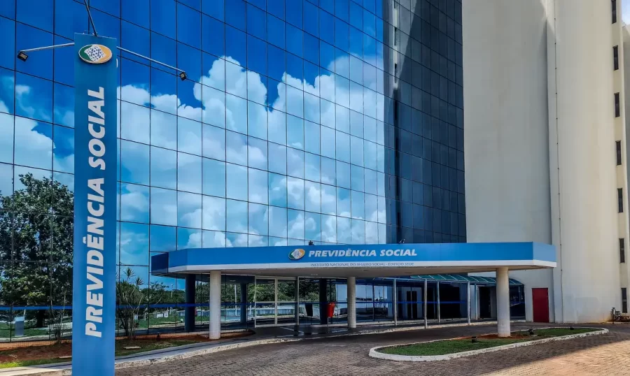 INSS começa a pagar 13º salário de aposentados e pensionistas