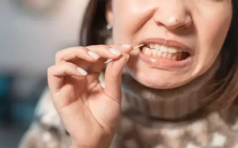 Palito de dente faz mal? Especialista alerta para os riscos à saúde bucal