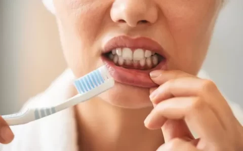 Escovar os dentes antes ou depois do café da manhã? Dentistas explicam