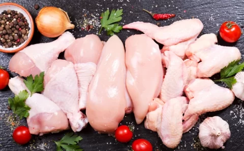 Carne de frango registra leve queda na segunda quinzena de abril, apesar de exportações aquecidas