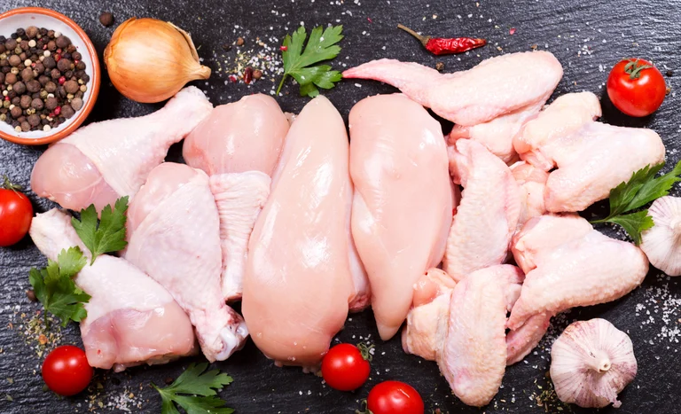 Carne de frango registra leve queda na segunda quinzena de abril, apesar de exportações aquecidas